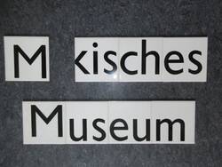 8 Fliesen mit Schriftzug vom U-Bahnhof Märkisches Museum und Entwurfzeichnung