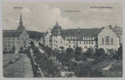 Schulgebäude des Cecilien-Lyzeum und das Rathaus in Berlin-Lichtenberg