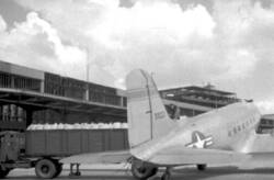 Luftbrücke. Transportflugzeug der US Air Force auf dem Rollfeld des Flughafens Tempelhof