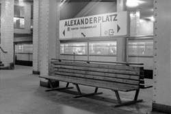 Serie zu Bahnhöfen in Ost-Berlin, VEB Designprojekt im Auftrag des Magistrats von Berlin. Negativ 8: U-Bahnhof Alexanderplatz, Bank und Haltestellenschild