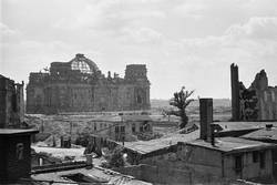Fahrt Zoo-Alexanderplatz. Blick auf den Reichstag