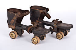 Rollschuhe mit Holzrädern