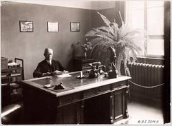 Bildnis Harry von Schmude in seinem Büro in der Eisengießerei der Siemens & Halske AG