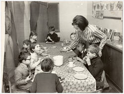 o.T., Kindergruppe beim Speisen