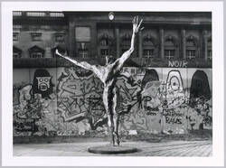"Skulptur 'Der Flug' von Rainer Fetting Photoaktion am 19./20. Juli 1989 an der Mauer Zeit 22.00Uhr"