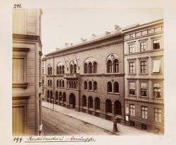 Blick auf die Fassade des Hauptgebäudes der Reichsdruckerei in der Oranienstraße 90/91
