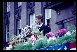 Robert "Kennedy vor Rathaus"
