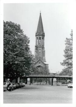 Emmaus-Kirche am Lausitzer Platz mit Hochbahn