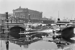 Blick über die zerstörte Friedrichsbrücke auf die Nationalgalerie