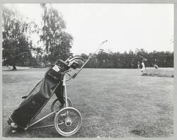 o.T., Golf-Trolley auf einem Golfplatz