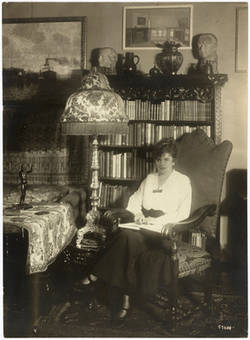 Claire Dux sitzend in ihrem Heim;