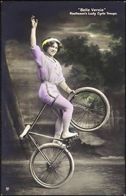 Belle Vernie. Kaufmann´s Lady Cycle Troupe [Fahrradartisten]