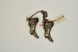 Stricknadelhalter  in Form von Damenzugstiefeln mit Verbindungskette