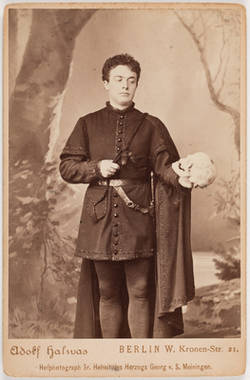 Maximilian Ludwig als Hamlet;