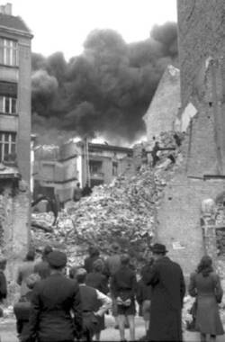Propangasexplosion in Berlin-Charlottenburg. Passanten beobachten das Geschehen