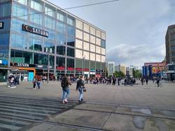 Alexanderplatz mit Warteschlange und Passanten.