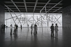Ausstellung National Galerie Kenneth Snelson - Besucher in der Ausstellung Kenneth Snelson in der Nationalgalerie