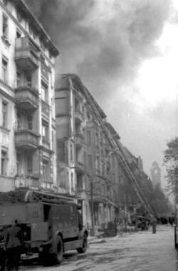 Propangasexplosion in Berlin-Charlottenburg. Feuerwehr im Löscheinsatz