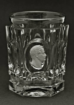 Glasbecher mit eingelegter Paste,Profilbildnis Friedrich Wilhelm III.;