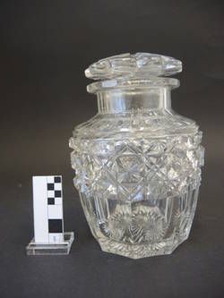 Geschliffener Glasflakon/Teedose, um 1840