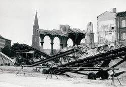 Görlitzer Bahnhof, Rückseite der Ruine, von der Wiener Straße aus, im Hintergrund die Emmaus-Kirche