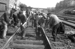 Arbeiter beim Schienenbau