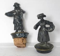 Zwei Korkverschlüsse mit Figuren (Marktfrauen);