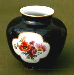 Vase, schwarzer Fond mit Deutschen Blumen