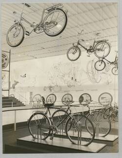 Viele Neuigkeiten [...] erwarten den Besucher ... Fahrrräder bei der Industrieausstellung Berlin 1968
