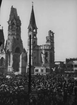 Rosenmontagszug 1952. Menschenmassen auf der Tauentzienstraße