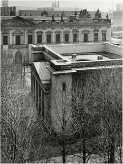 "Blick auf die Rückseite der Neue Wache" Richtung Südost, im Hintergrund Zeughaus und Palast der Republik