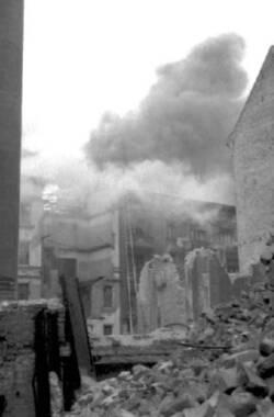 Propangasexplosion in Berlin-Charlottenburg. Rauchschwaden ziehen aus dem brennenden Gebäude