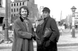 Cornell Borchers und Montgomery Clift bei Filmdreharbeiten zu "The Big Lift" am zum Potsdamer Platz umgebauten Moritzplatz