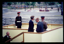 Am Brandenburger Tor/Kennedy, Adenauer u.a. mit Blick zum Grenzstreifen