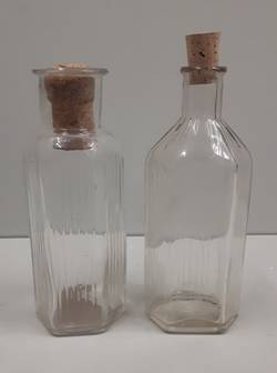 Zwei kleine Vorratsflaschen aus einer Apotheke