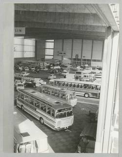 "Deutsche Industrieausstellung Berlin 1968. Blick in die große Autohalle"
