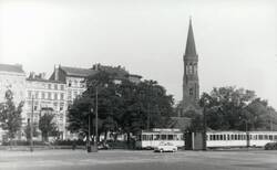 Spreewaldplatz, NW-Seite, mit Straßenbahnendstation und Emmaus-Kirche am Lausitzer PLatz