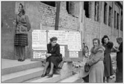 Frauen, wartend vor einer Behörde (Stadthaus)