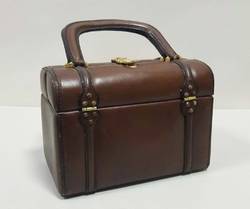 Kleine braune Handtasche in Kofferform