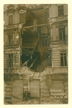 "Eckhaus Fürstenwald, Gr. Frankf. Str."; Kinder vor einem in den Märzkämpfen zerstörten Gebäude