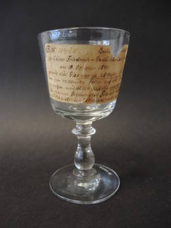 Weinglas mit aufgeklebten Etikett, 1894