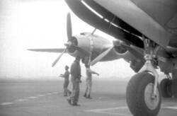 Luftbrücke. Alliierte Soldaten checken ein Transportflugzeug auf dem Flughafen Tempelhof