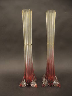 2 schlanke Vasen mit rotem Überfang