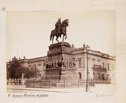 Blick vom Opernplatz auf das Denkmal Friedrichs des Großen Unter den Linden