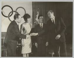 o.T., Willi Daume reicht Bodo Tümmler die Hand. Im Vorfeld der Olympischen Spiele 1968?