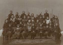 "Höhere Mädchen-Schule in Spandau. Klasse VI 1905."