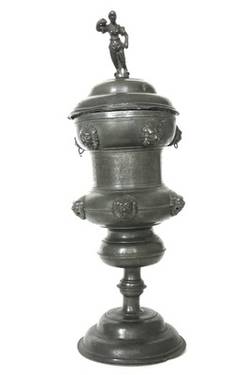 Zinn-"Willkomm"-Pokal der Hutmacher mit drei Schaumünzen und weiblicher Deckelfigur