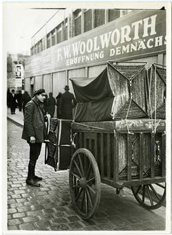 Transportwagen mit Werbung für die Eröffnung von  "F. W. Woolworth", Klosterstraße Ecke Königstraße