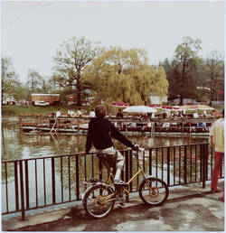 ohne Titel; Person mit Fahrrad, Aussicht auf einen Park