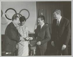 o.T., Willi Daume überreicht Alwin Schockemöhle den Olympiapass. Im Vorfeld der Olympischen Spiele 1968?